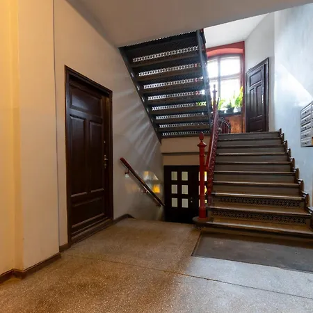 Standard With Mezzanine By Bookinghost Lägenhet